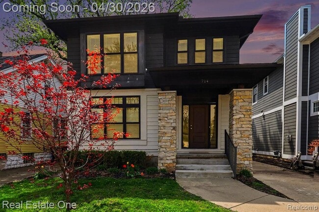 Building Photo - 714 E University Ave