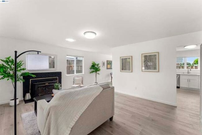 Photo - 40335 Robin St