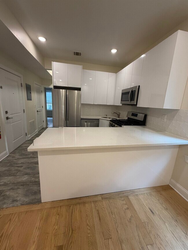 Photo - 84 Van Wagenen Ave Unidad 2R