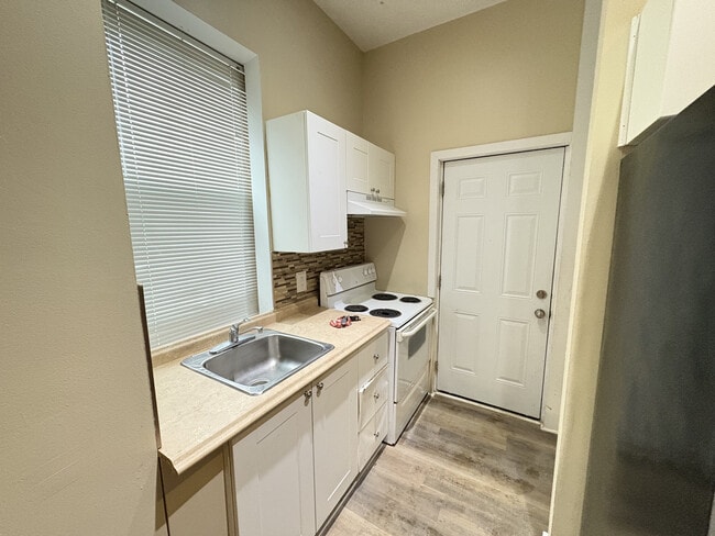 Building Photo - 1 Bedroom Main Floor With In-suite Laundry and Parking Unit 1