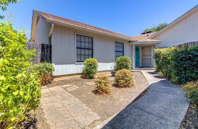 Building Photo - 1605 Dale Cove