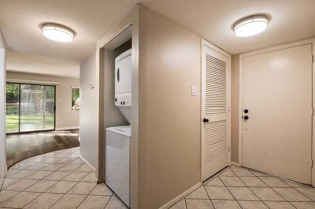 Building Photo - 925 Country Club Dr SE Rental