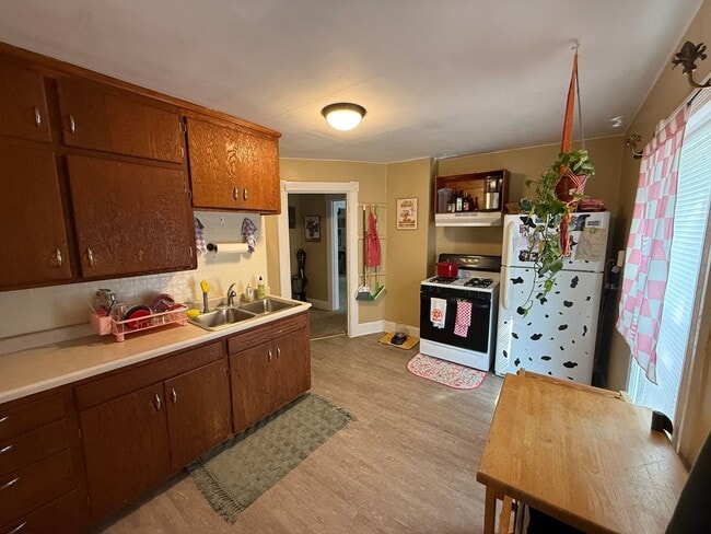 Building Photo - Spacious 1-Bedroom Upper Unit 831 (Upper) Rental