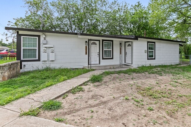 Building Photo - 3038 Weir Ave Unit 3040 Weir Ave