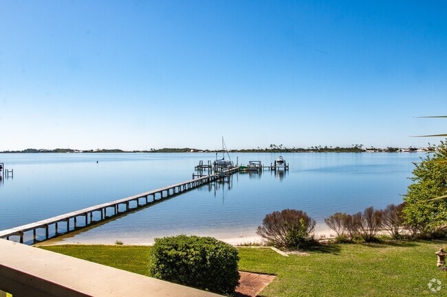 Building Photo - 3/2 1200 SF condo on the Intercoastal West...