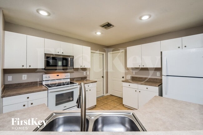 Photo - 3105 41st St W