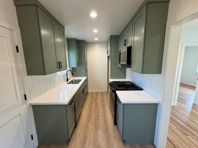 Photo - Remodeled Midtown Apartment- Private Washer/Dryer +AC!! Unidad 2161 Channel