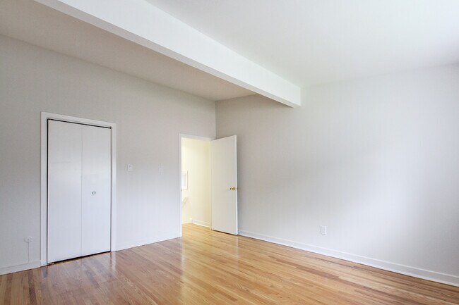 2-Bed TH - Bedroom 1 - Vanhorne