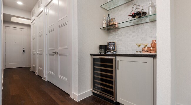 Photo - 7600 Broadway