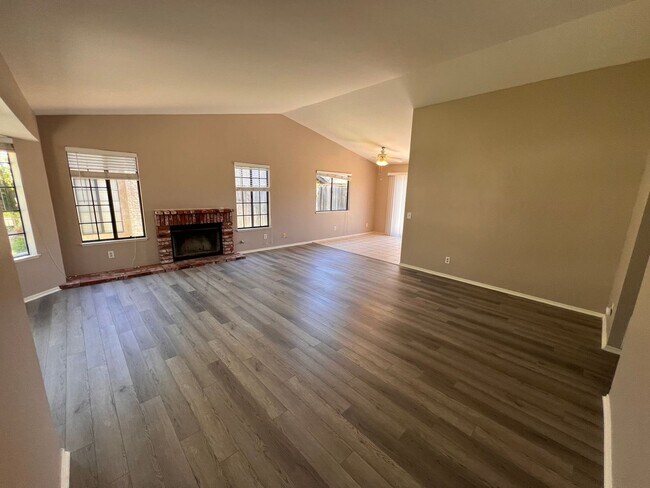 Photo - 910 Pegasus St