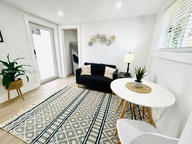 Photo - 2612 SW 12th St Apartamento Unidad Back Studio