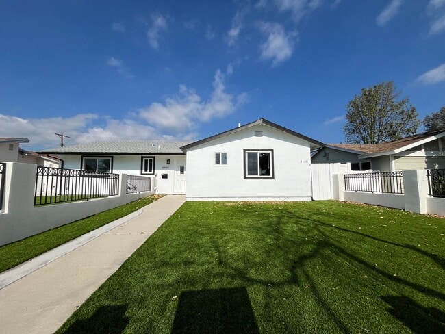 Building Photo - Upgraded West Hills 3+2, READY FOR MOVE-IN!