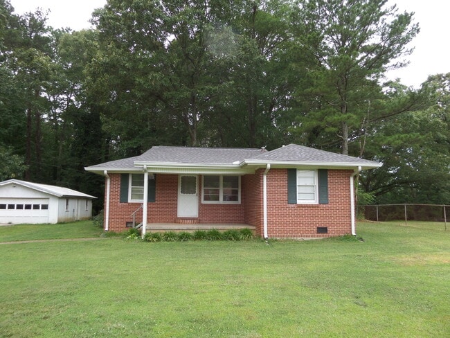 Building Photo - Nice 2 bed 1 bath brick ranch located in M...