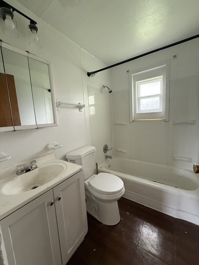 Photo - 100-102 W Lindberg Dr