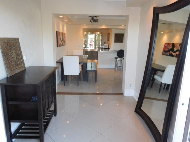 Moderno, espacioso, toques de diseño. - 112 S Federal Hwy Unidad Trendy 2-1 Walk to Beach