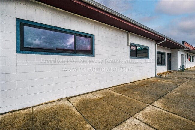 Photo - 105 W Walnut St