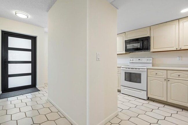 Photo - 2707 NE 14th Street Causeway Unit 305