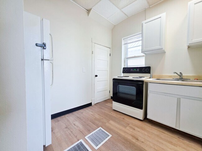 Photo - 135 E Main St Unit Lower