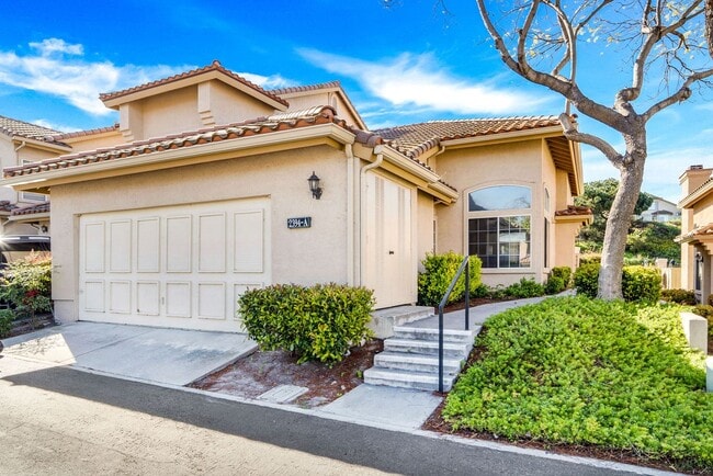 Building Photo - Charming 2 Bed | 2 Bath Single-Story Home with Golf Course Views!
