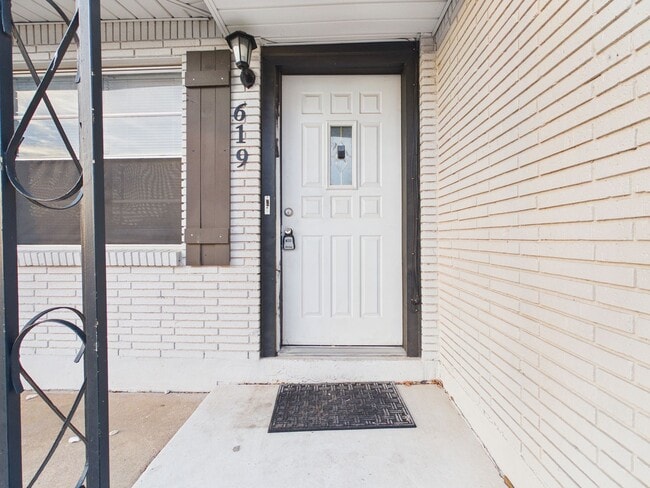 Photo - 619 SW 45th St