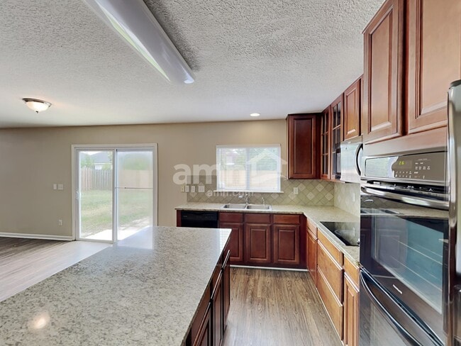 Photo - 664 Mackenzie Cir