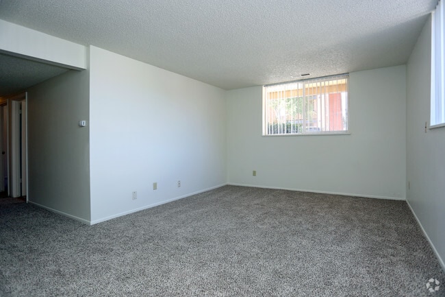 2BR, 1BA - Greentree Village