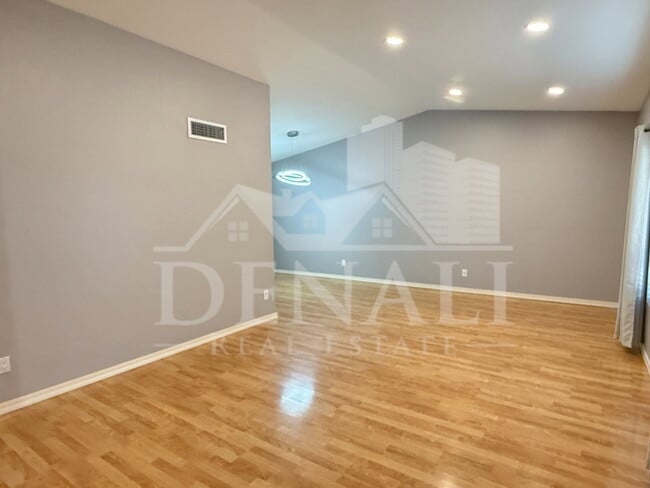 Photo - 811 E Chilton Dr