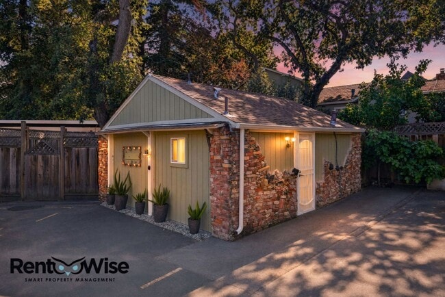 Building Photo - Chestnut Garden Patio Apartments Unit 506-B Chestnut St