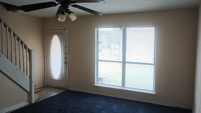 Living room. - 3412 Victoria Cir