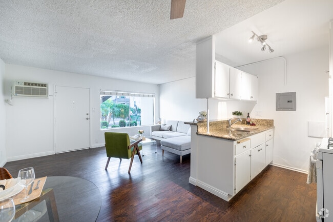 1BR, 1BA - 629SF - Dining Room