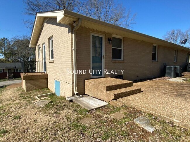 Photo - 923-B Oak Vale Dr-
