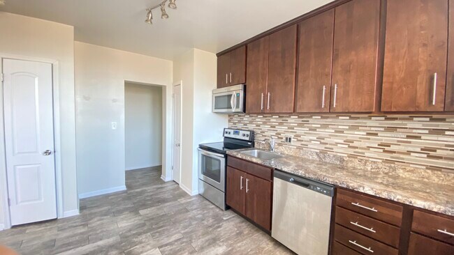 Photo - 3933 N Clarendon Ave Unidad 701PH Rental