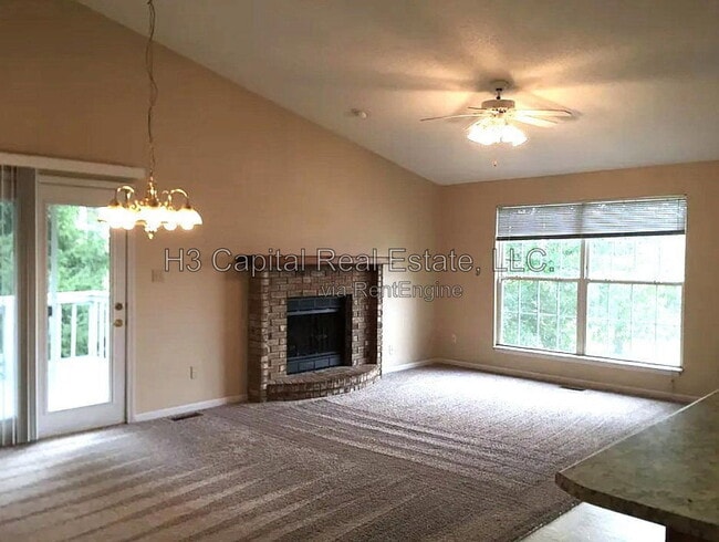 Photo - 319 Hannah Dr