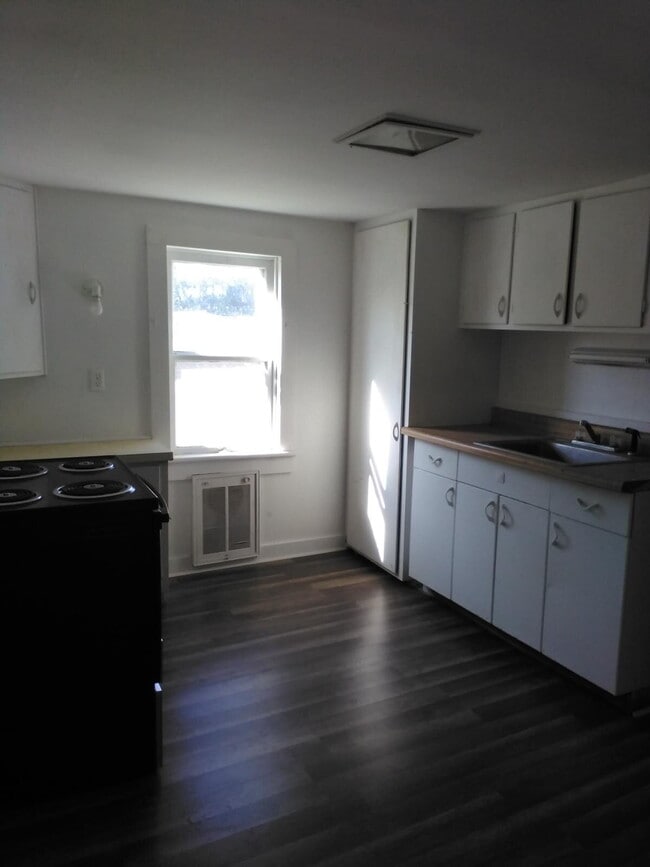 Building Photo - Discover your ideal living space in the he...