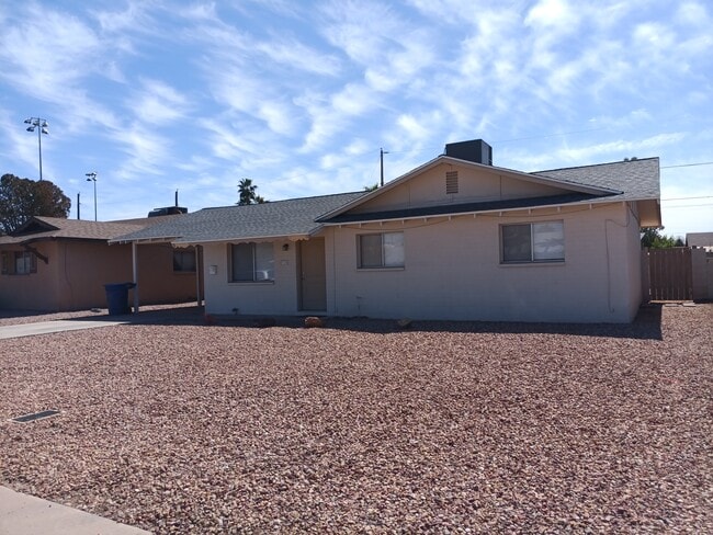 Building Photo - 715 W 18th St