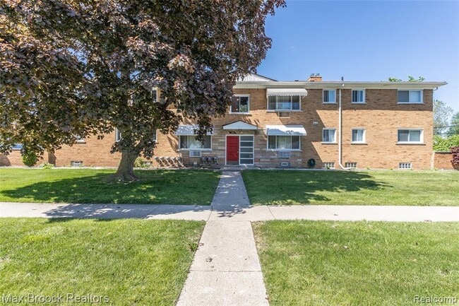 Building Photo - 1909 Gardenia Ave Unit 3