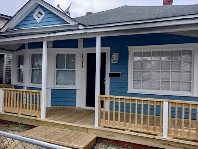 Photo - 1611 Castle St