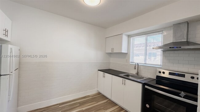 Photo - 120 NE 55th St Unit 4
