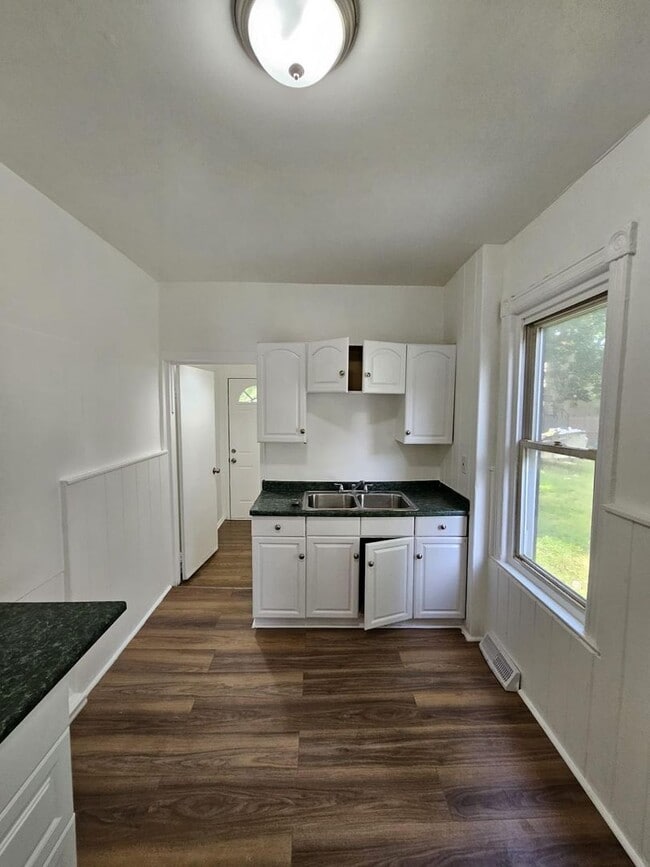 Building Photo - 3 bed 1 bath Rental