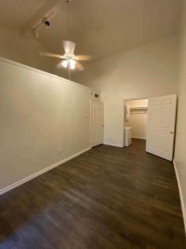 Photo - UT PRE-LEASE: 3 bed/2 bath Condo w/ Fireplace, Cathedral Ceilings in bedrooms