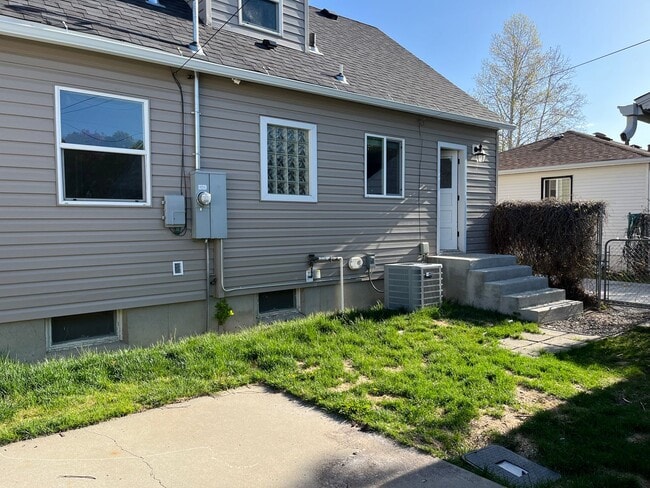 Photo - 4 bed / 1 1/2 bath home midtown!