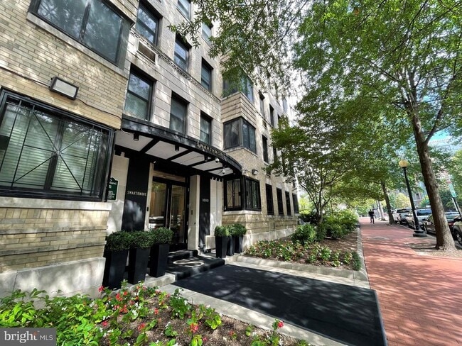 Building Photo - 1010 25th St NW Unit 204 Rental