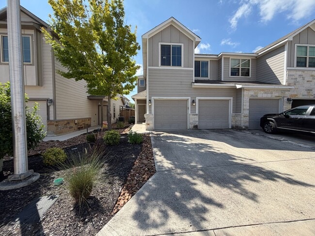 Building Photo - Great Location ~ Fabulous Townhome in New Braunfels 3/2.5 ~ Minutes from Gruene ~ Move in Ready!