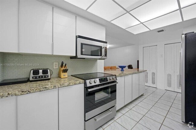 Building Photo - 3 bedroom in Hallandale FL 33009 Rental