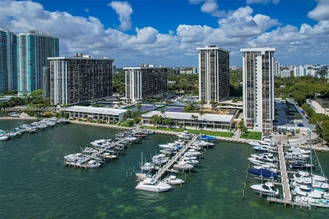 Building Photo - 1901 Brickell Ave Unit B1807
