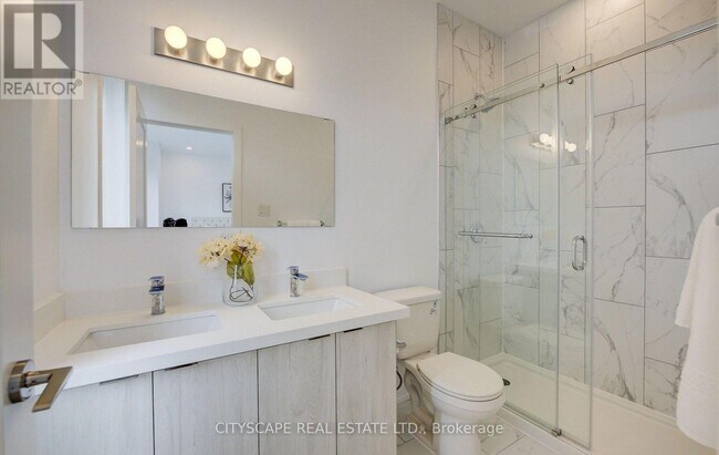 Photo - 416 Dundas St S