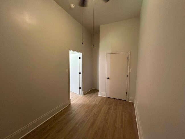 Habitación extra espaciosa - 1408 Russell St Unidad 1