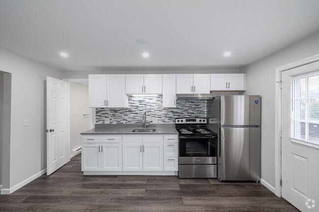 1BR, 1BA - 550SF - Kitchen - 28-38 North St