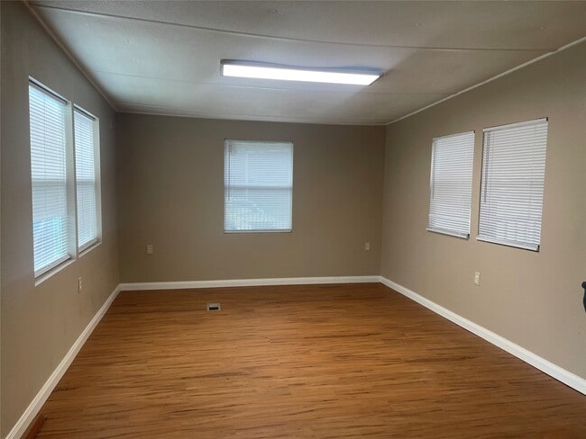 Building Photo - 2214 Myra St Rental