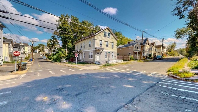 Photo - Newly Renovated 2 Bedroom Apartment - Heat... Unidad Floor 1